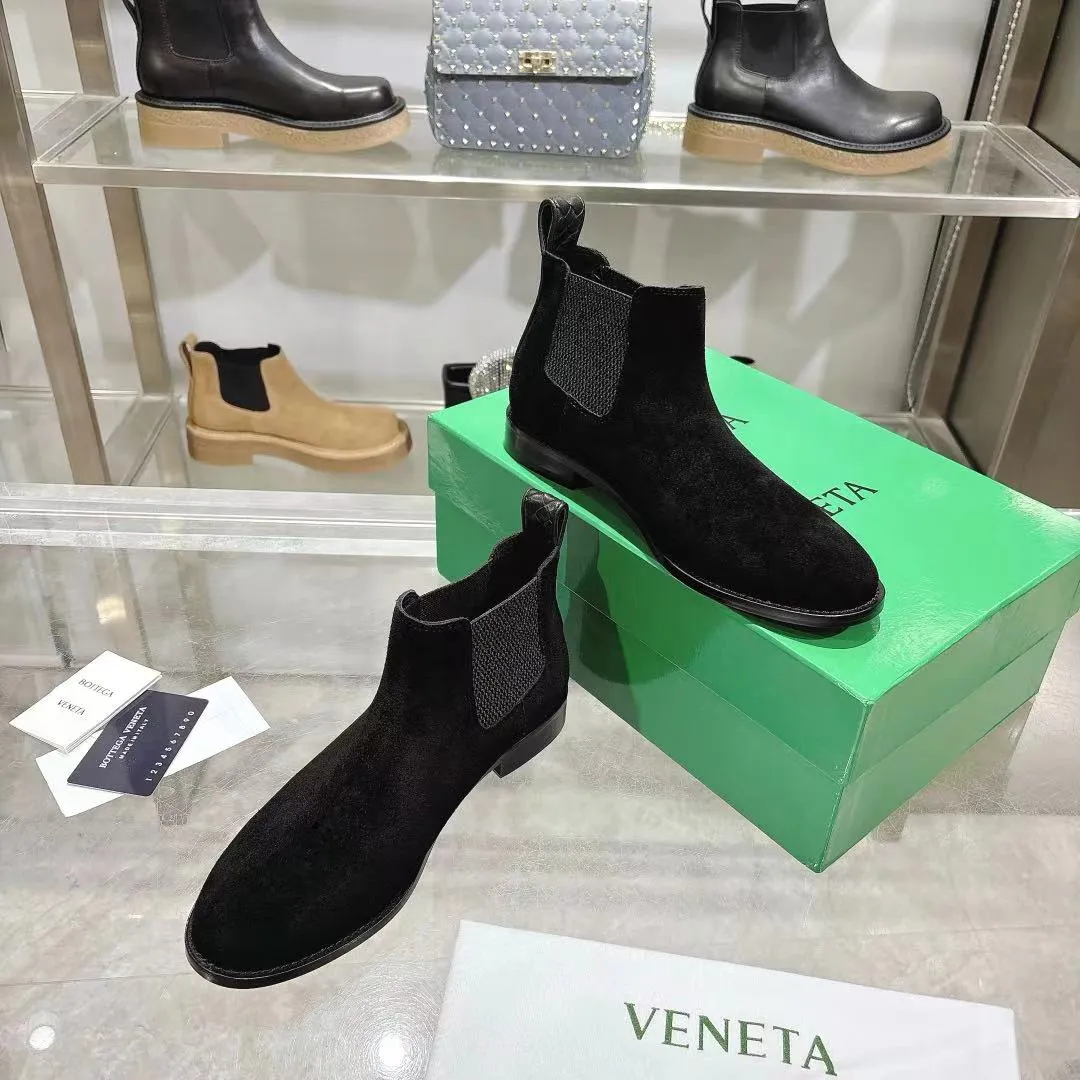 [BV] Top P: 840💰Size for couples: Female 35-39 Male 39--44 (Female 40. Male 38.45.46.47 customization is not returnable) [Note‼ ️] Add 💰 to size 46, add 20💰 to size 47, Bottega Veneta 2025 autumn and winter counter synchronized style Bottega Veneta small round toe short boots, high mercerized cow velvet, solid color cow lining! Leather outsole! A one-to-one replica of the original! Fine workmanship! quality assurance!